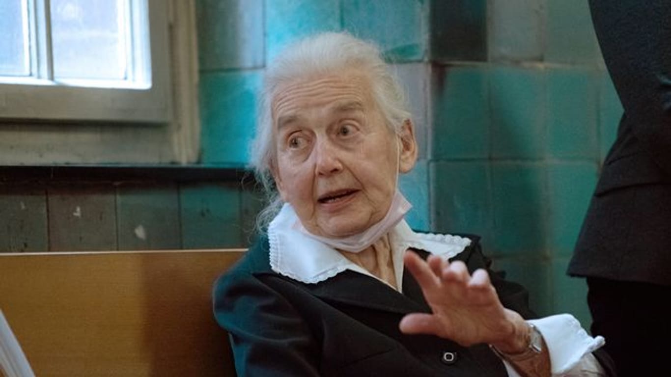 Holocaust-Leugnerin Ursula Haverbeck sitzt auf einer Bank in einem Gerichtsflur.