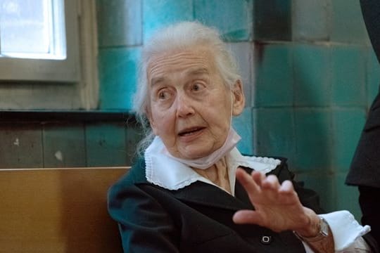 Holocaust-Leugnerin Ursula Haverbeck sitzt auf einer Bank in einem Gerichtsflur.