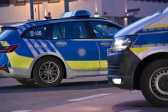 Einsatzwagen der Nürnberger Polizei (Archivbild): In der Südstadt hat ein verdächtiges Paket die Polizei auf den Plan gerufen.