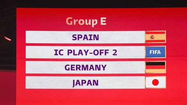 Die Gruppe E mit Spanien, dem Gewinner des Interkontinentalen Play-offs 2, Deutschland und Japan ist auf einer Anzeige zu sehen.