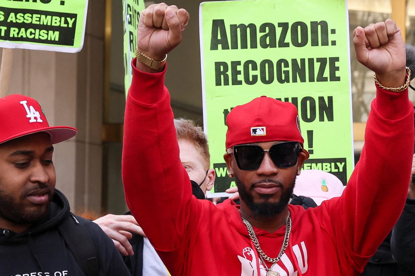 Mitglieder der "Amazon Labour Union (ALU)": Mitarbeiter des Versandhändlers gelang es in New York, für die erste Gewerkschaftsgründung des Unternehmens zu stimmen. Mitglieder der "Amazon Labour Union (ALU)": Mitarbeiter des Versandhändlers gelang es in New York, für die erste Gewerkschaftsgründung des Unternehmens zu stimmen.