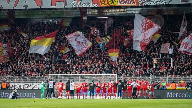 Die Union-Fans feiern ihre Mannschaft nach dem Sieg gegen den 1. Die Union-Fans feiern ihre Mannschaft nach dem Sieg gegen den 1.