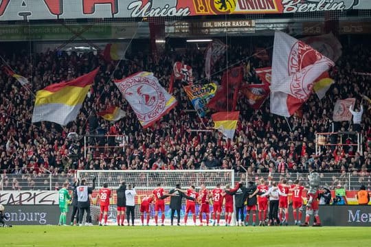 Die Union-Fans feiern ihre Mannschaft nach dem Sieg gegen den 1.