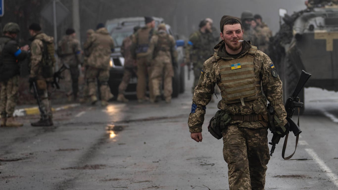 Ukrainischer Soldat auf einer Straße bei Kiew: Das russische Militär zieht sich zurück – vorerst.