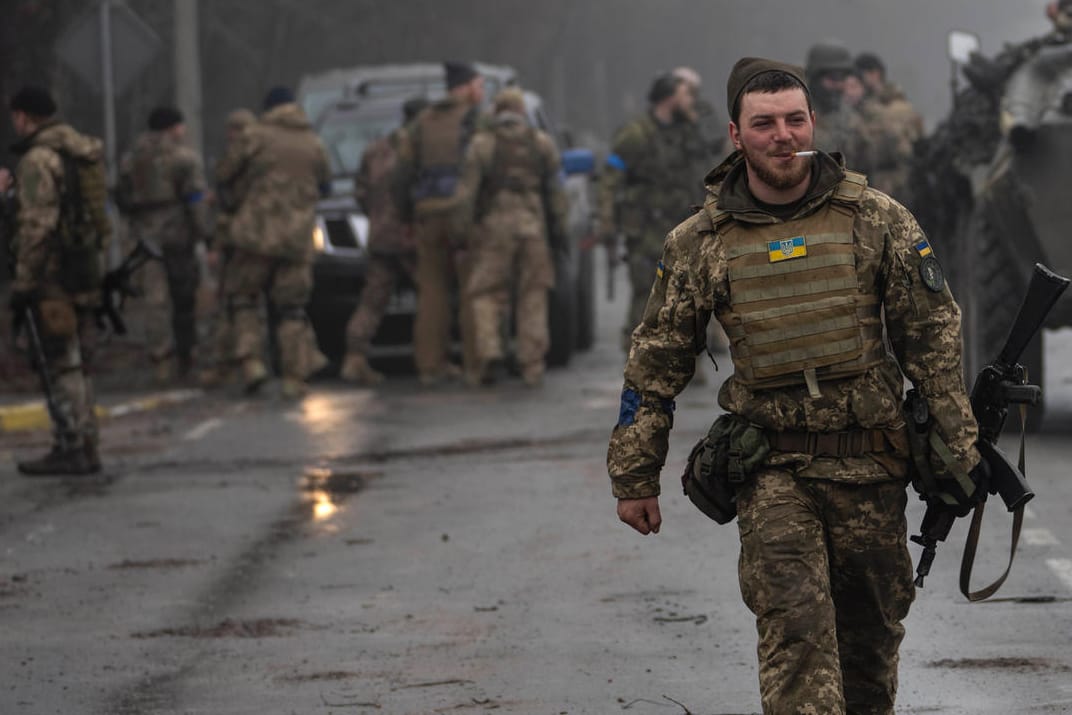 Ukrainischer Soldat auf einer Straße bei Kiew: Das russische Militär zieht sich zurück – vorerst.