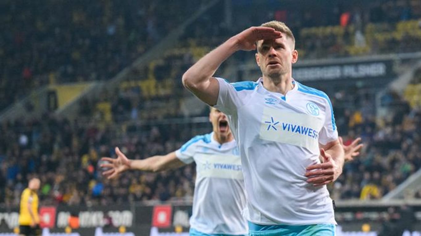 Schalkes Simon Terodde (r) feiert mit Marius Lode das 2:0 gegen Dynamo Dresden.