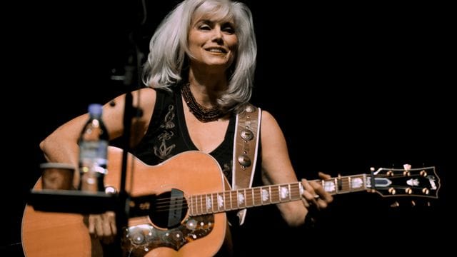 Emmylou Harris hat mehr als ein Dutzend Gammys im Laufe ihrer Karriere bekommen.