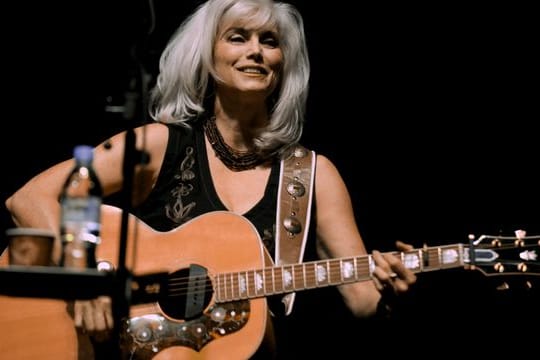 Emmylou Harris hat mehr als ein Dutzend Gammys im Laufe ihrer Karriere bekommen.