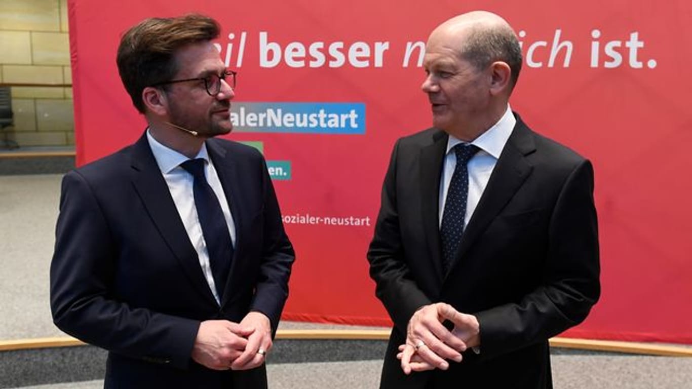 Bundeskanzler Olaf Scholz (SPD,r), und Thomas Kutschaty (SPD)
