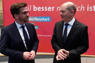 Bundeskanzler Olaf Scholz (SPD,r), und Thomas Kutschaty (SPD)