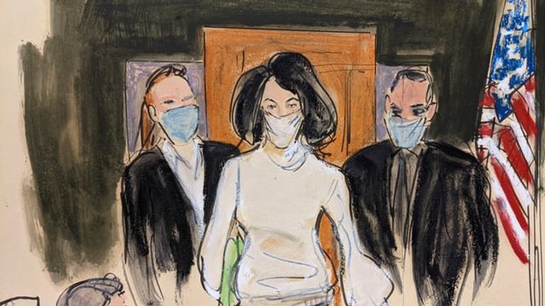 Die Gerichtszeichnung zeigt Ghislaine Maxwell beim Betreten des Gerichtssaals zu Beginn ihres Prozesses.