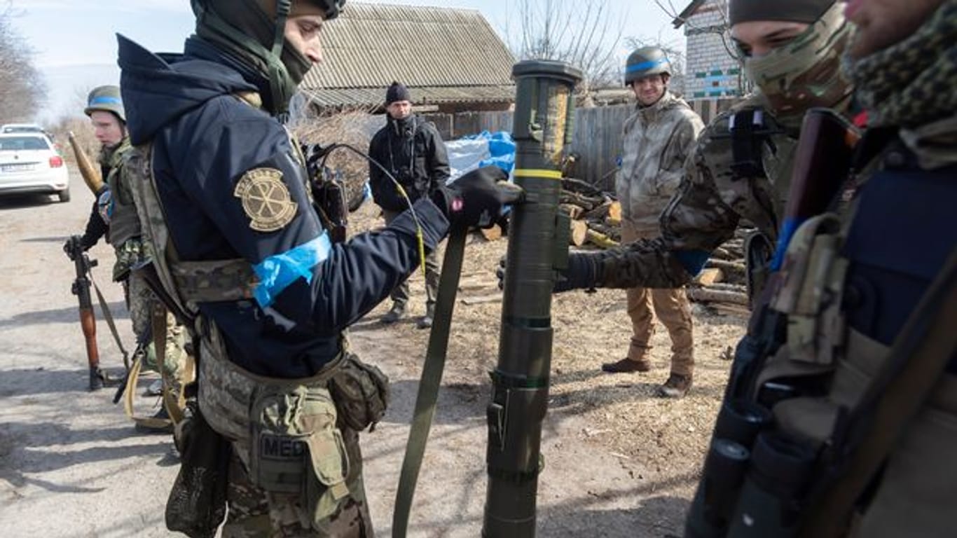Ukrainische Soldaten in Rudnyzke begutachten eine Panzerfaust.