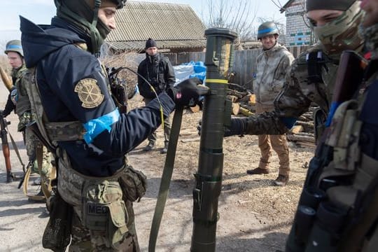 Ukrainische Soldaten in Rudnyzke begutachten eine Panzerfaust.