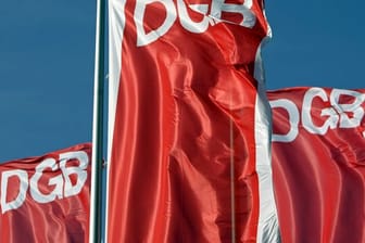 Fahnen des Deutschen Gewerkschaftsbunds (DGB) in Leipzig.