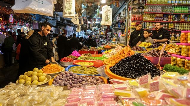 Muslimische Palästinenser kaufen auf dem Al-Zawiya-Markt in Gaza-Stadt ein, um sich auf den heiligen Fastenmonat Ramadan vorzubereiten.