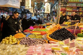 Muslimische Palästinenser kaufen auf dem Al-Zawiya-Markt in Gaza-Stadt ein, um sich auf den heiligen Fastenmonat Ramadan vorzubereiten.