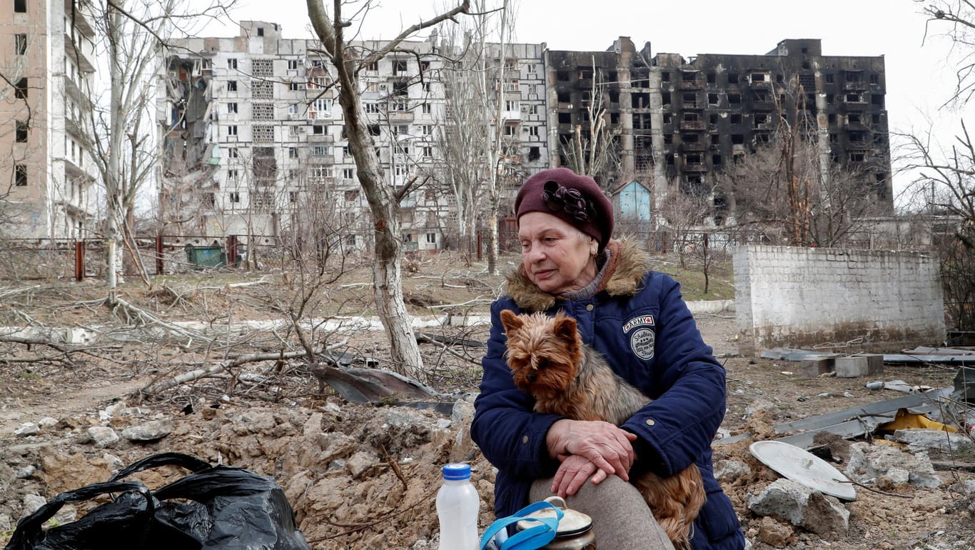 Eine Frau harrt in Mariupol mit ihrem Hund aus: Die Menschen haben kaum Nahrung.