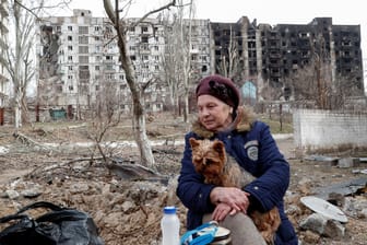 Eine Frau harrt in Mariupol mit ihrem Hund aus: Die Menschen haben kaum Nahrung.