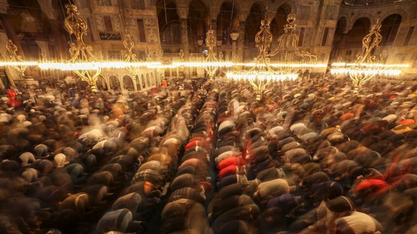 Ramadan (Symbolfoto): Muslime verrichten das erste "Tarawih" Abendgebet des heiligen Fastenmonats.