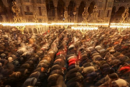 Ramadan (Symbolfoto): Muslime verrichten das erste "Tarawih" Abendgebet des heiligen Fastenmonats.