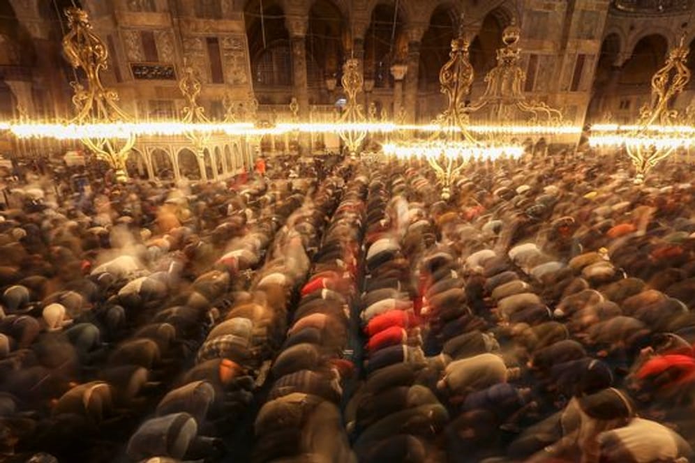 Ramadan (Symbolfoto): Muslime verrichten das erste "Tarawih" Abendgebet des heiligen Fastenmonats.