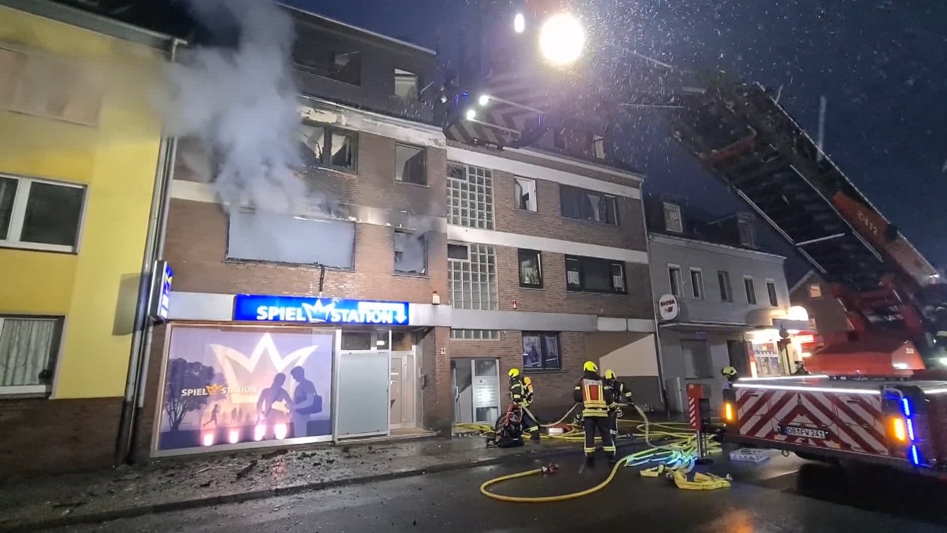 Feuerwehrleute beim Einsatz in Oberhausen: Im ersten Stock brannte es, aus dem zweiten Stock sprang ein Mann aus Panik vor dem Feuer in den Tod. Feuerwehrleute beim Einsatz in Oberhausen: Im ersten Stock brannte es, aus dem zweiten Stock sprang ein Mann aus Panik vor dem Feuer in den Tod.
