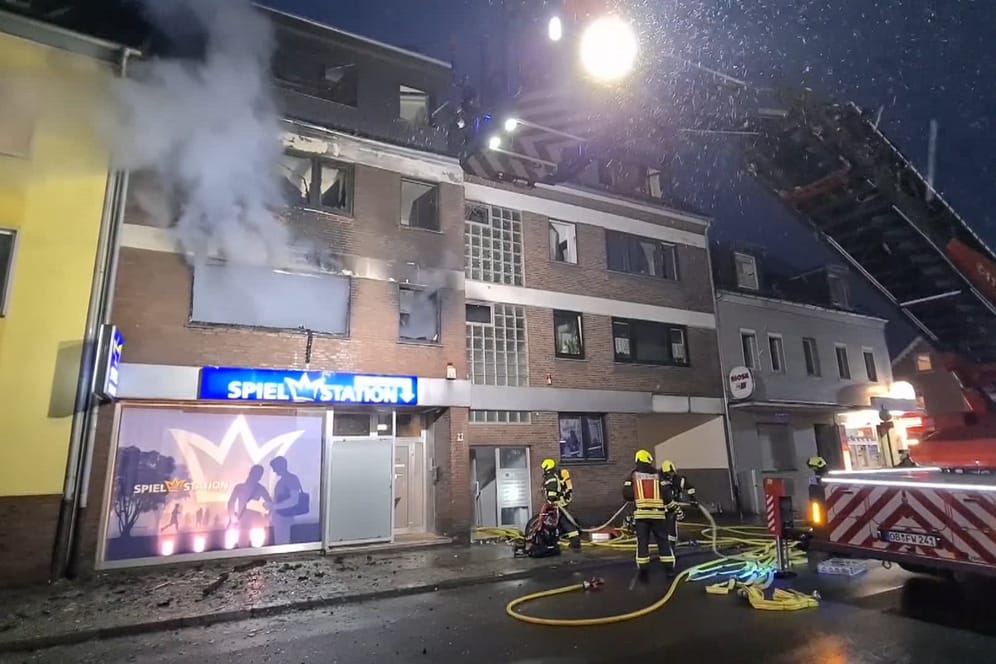 Feuerwehrleute beim Einsatz in Oberhausen: Im ersten Stock brannte es, aus dem zweiten Stock sprang ein Mann aus Panik vor dem Feuer in den Tod.