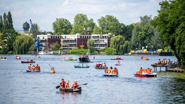 Paddelboote und Tretboote fahren auf der Spree: Bis auf einige Ausnahmen darf fast überall in Deutschland gepaddelt werden.