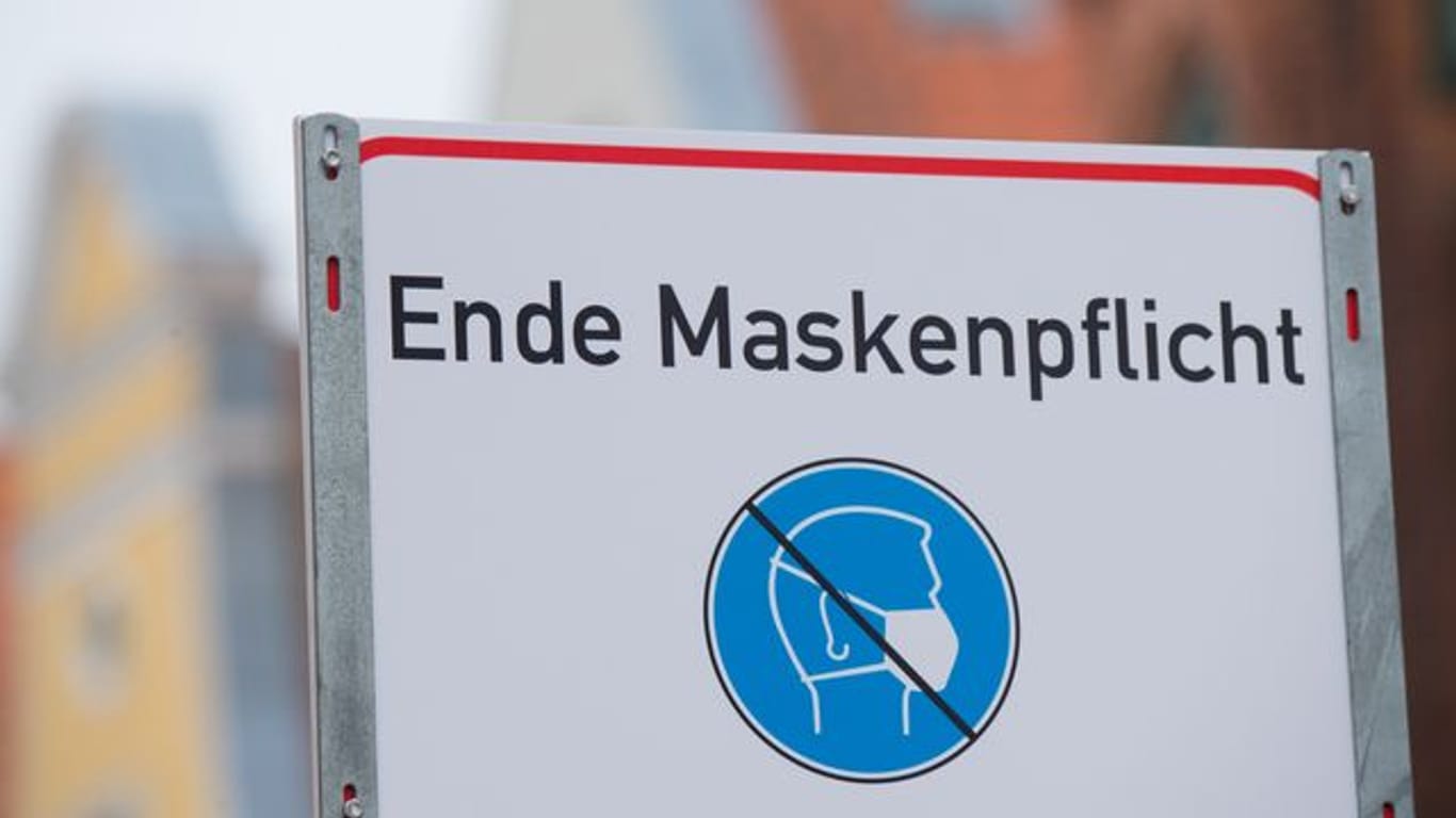 "Ende Maskenpflicht" steht auf einem Schild in Stralsund.