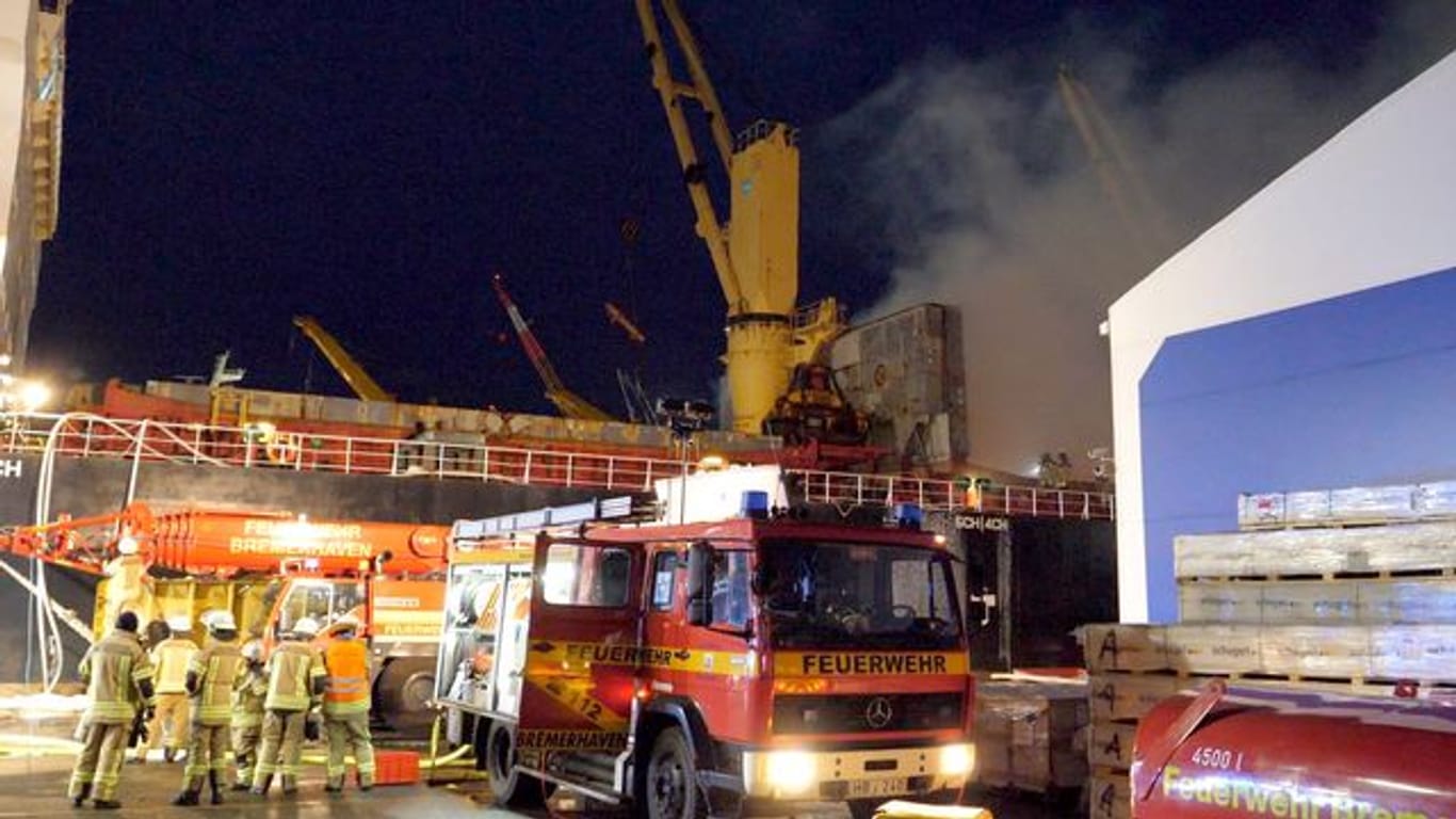 Feuer auf Frachter im Hafen von Bremerhaven