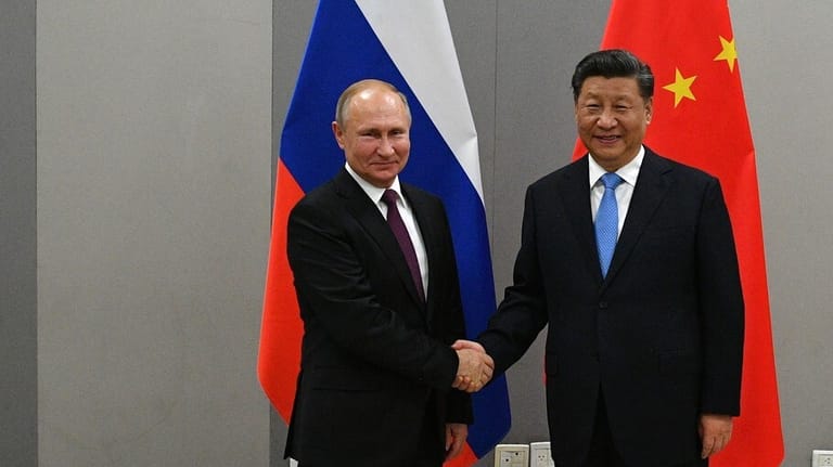Wladimir Putin (l) und der chinesische Staatschef Xi Jinping (r) (Archivbild): China und Russland betonen ihre Verbundenheit – trotz des Krieges in der Ukraine.