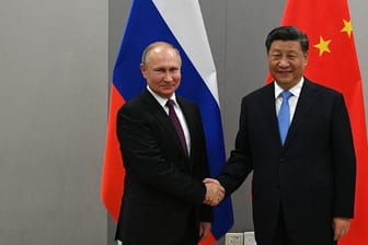 Wladimir Putin (l) und der chinesische Staatschef Xi Jinping (r) (Archivbild): China und Russland betonen ihre Verbundenheit – trotz des Krieges in der Ukraine.