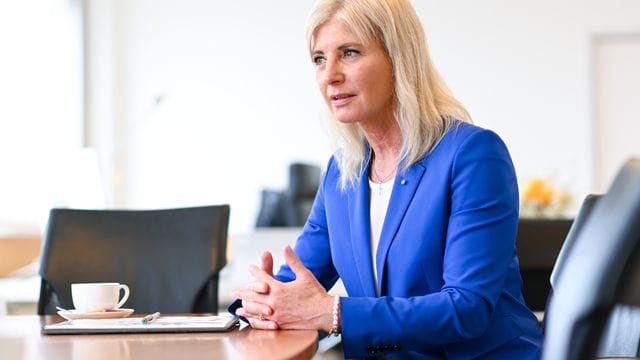 Ulrike Scharf (Archivbild): Bayerns Ministerin für Arbeit, Soziales und Familie kritisiert Bundesfamilienministerin Spiegel scharf. Ulrike Scharf (Archivbild): Bayerns Ministerin für Arbeit, Soziales und Familie kritisiert Bundesfamilienministerin Spiegel scharf.