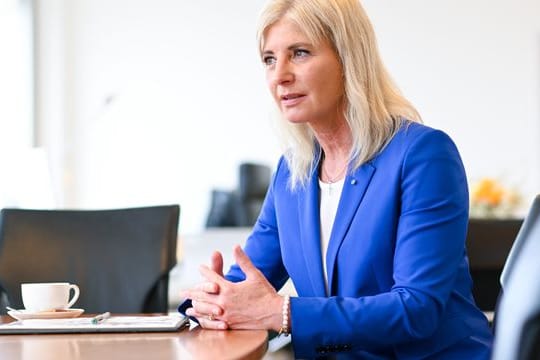 Ulrike Scharf (Archivbild): Bayerns Ministerin für Arbeit, Soziales und Familie kritisiert Bundesfamilienministerin Spiegel scharf.