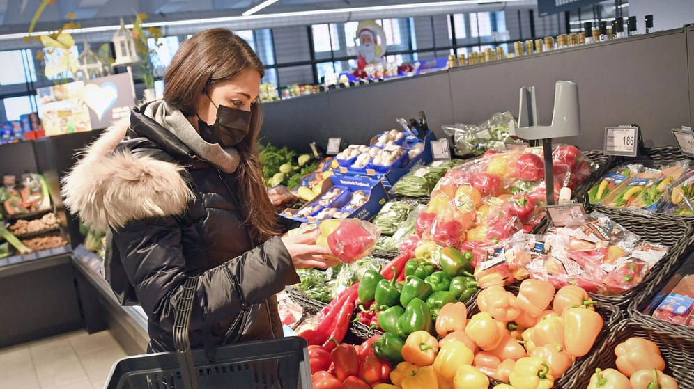 Frau mit Maske beim Einkaufen: Viele Menschen sind froh über das Ende der Maskenpflicht, andere befürchten negative Folgen.