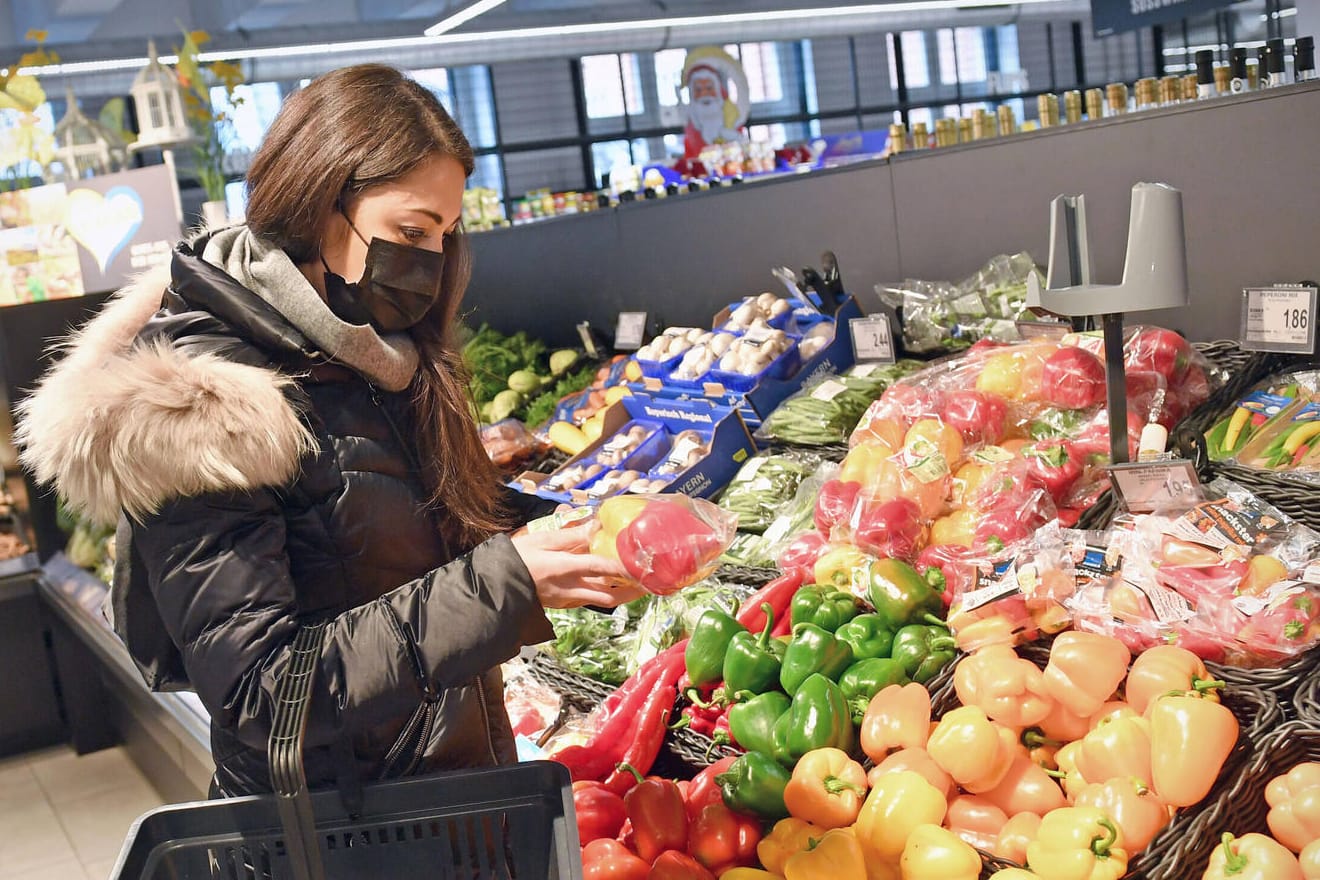 Frau mit Maske beim Einkaufen: Viele Menschen sind froh über das Ende der Maskenpflicht, andere befürchten negative Folgen.