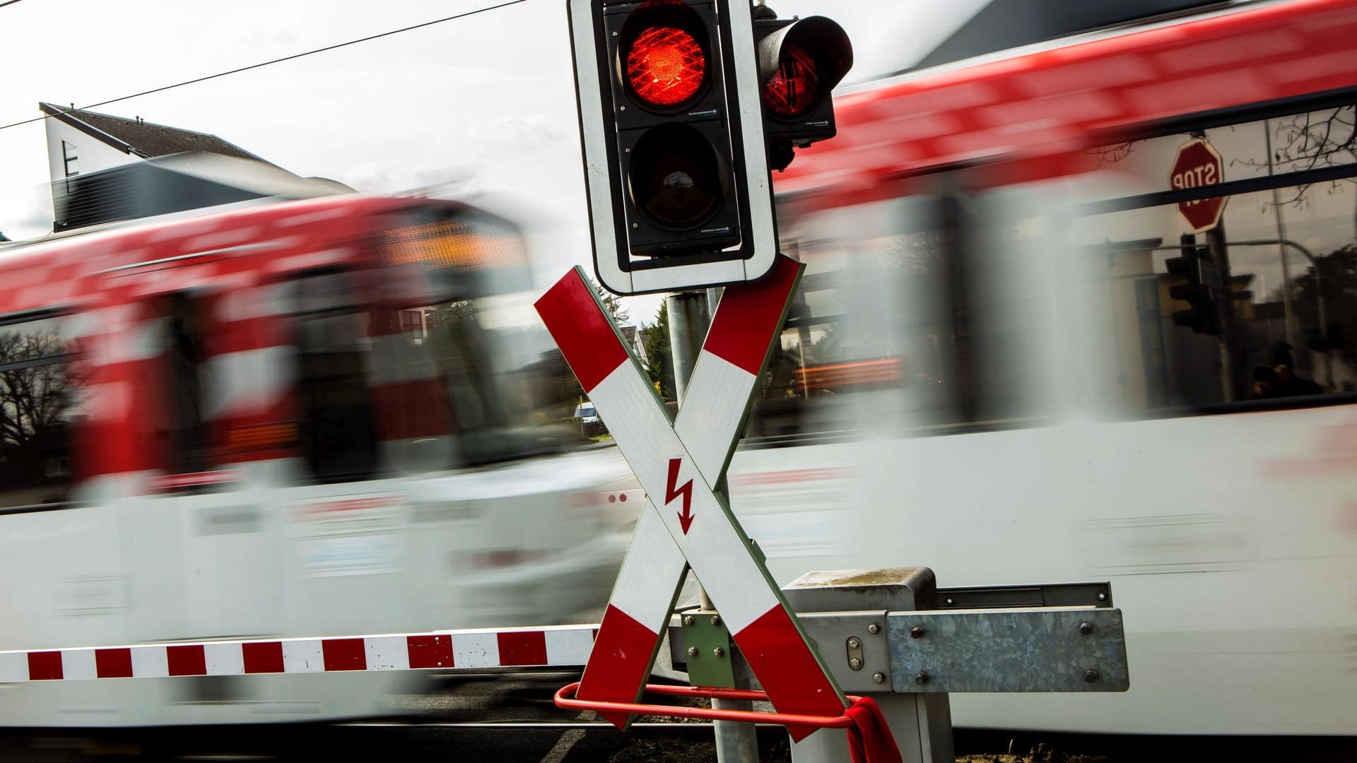 Bahnübergang (Symbolbild): In Thüringen kam es zu einem tödlichen Unfall. Bahnübergang (Symbolbild): In Thüringen kam es zu einem tödlichen Unfall.