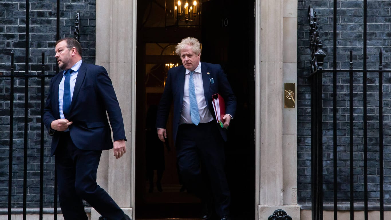 Boris Johnson (r.): In Großbritannien stellt der Krieg Fehltritte des Premiers in den Schatten.