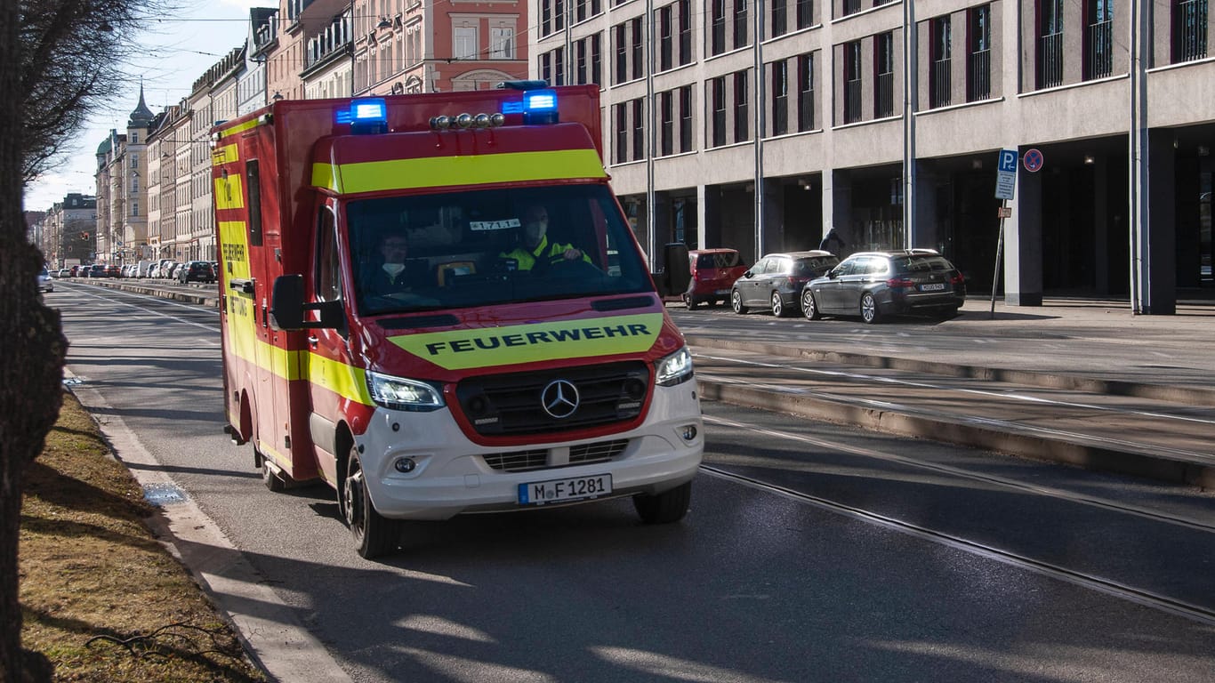 Feuerwehreinsatz in München (Symbolbild): Die Retter mussten einen demolierten Opel mit Hebekissen anheben, um den Verletzten zu befreien.