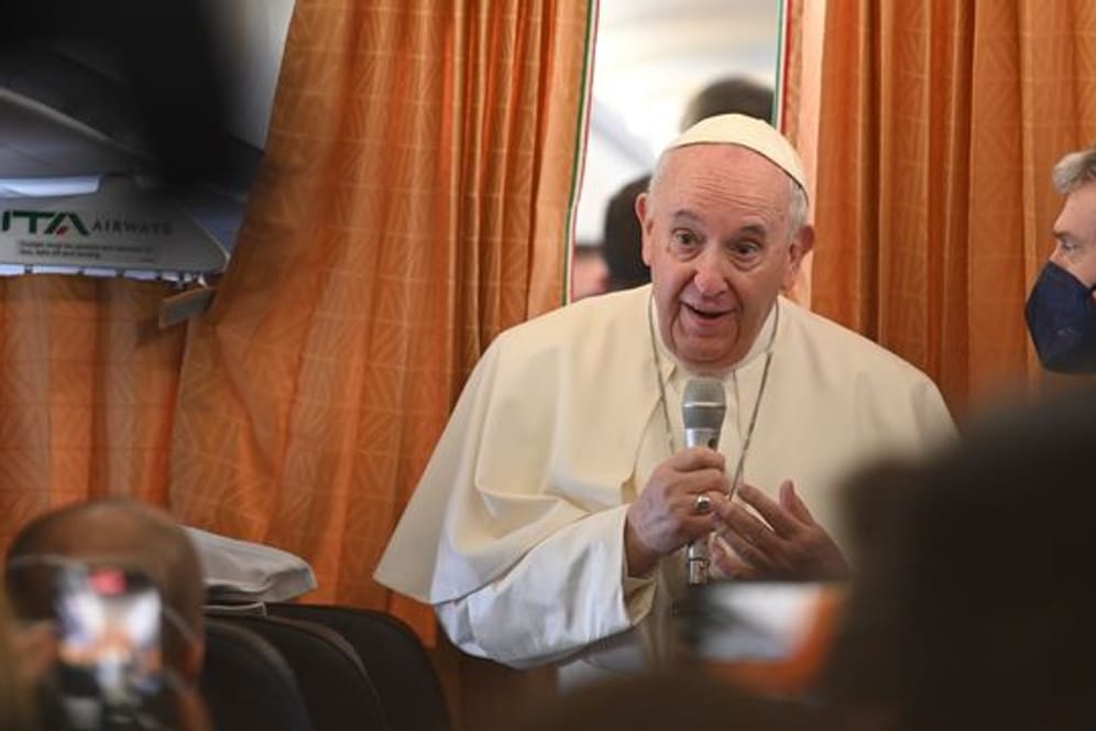 Papst Franziskus vor Journalisten auf einer Reise nach Malta: Eine Reise nach Kiew liege auf dem Tisch.