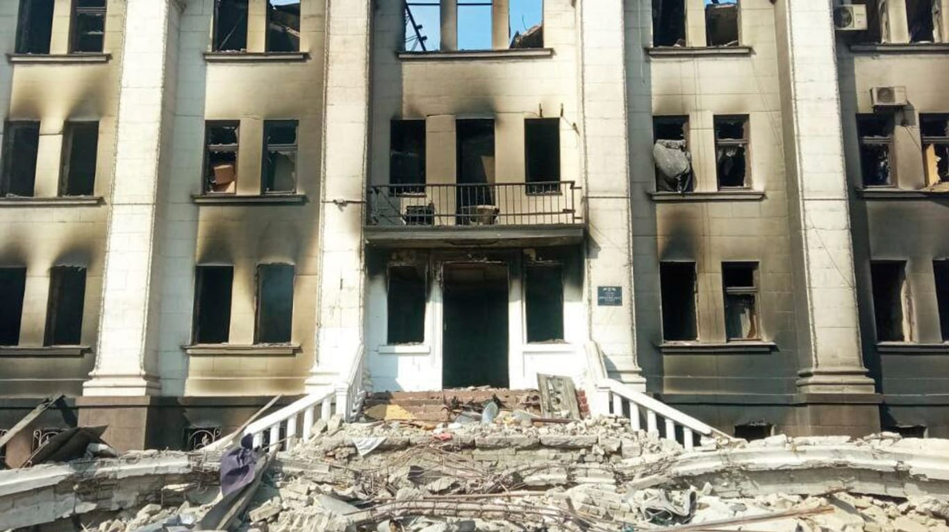 Theater in Mariupol: Das Dach fehlt, Trümmer häufen sich überall, die Zahl der Toten ist noch immer unbekannt.