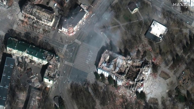 Satellitenbilder zeigen das Theater von Mariupol nach russischem Bombardement: "Deti", also "Kinder", stand in großen Lettern auf dem Boden.