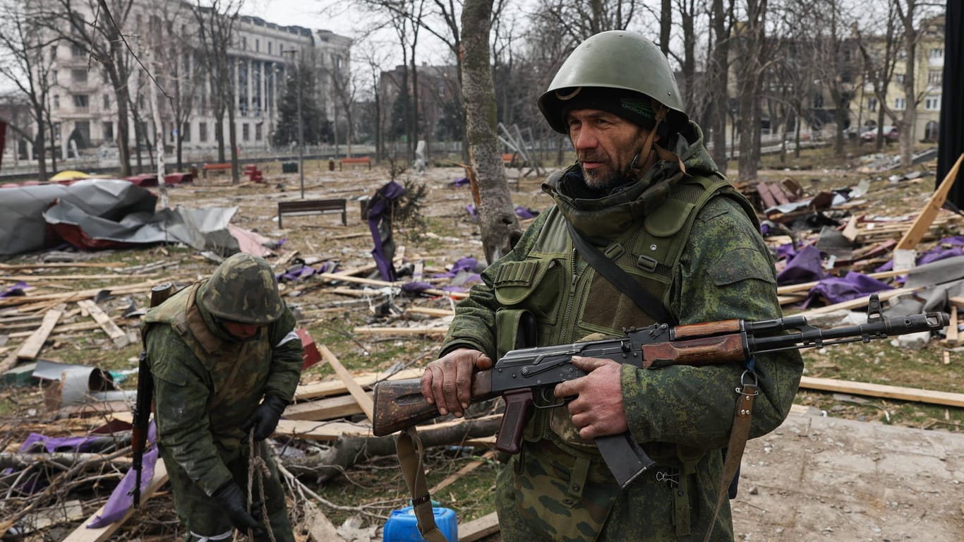 Soldaten der Miliz der Volksrepublik Donezk vor dem zerstörten Theater: Gezielt werden offenbar Zivilisten unter Beschuss genommen.