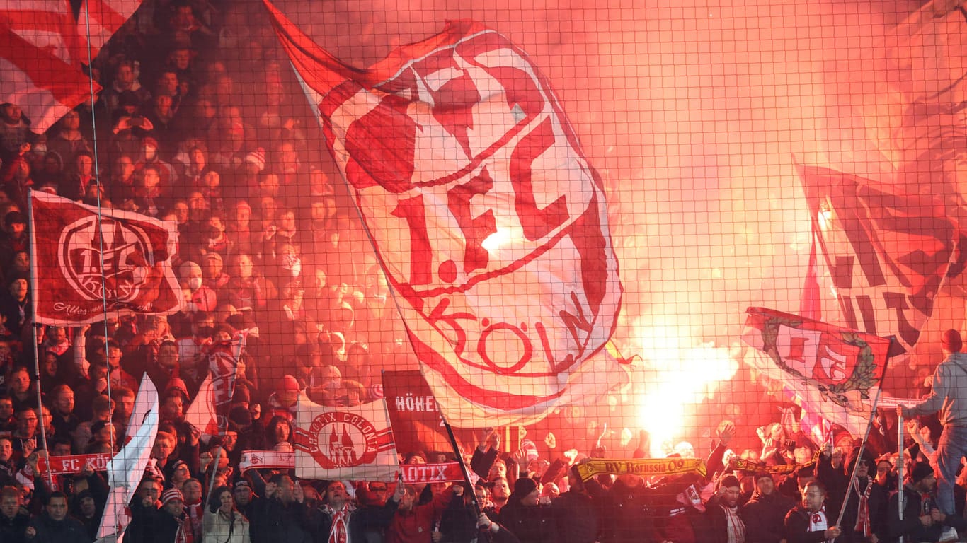 Beim Spiel gegen Union Berlin am Freitag meldeten sich die FC-Ultras nach einer langen Corona-Pause mit reichlich Pyrotechnik zurück.