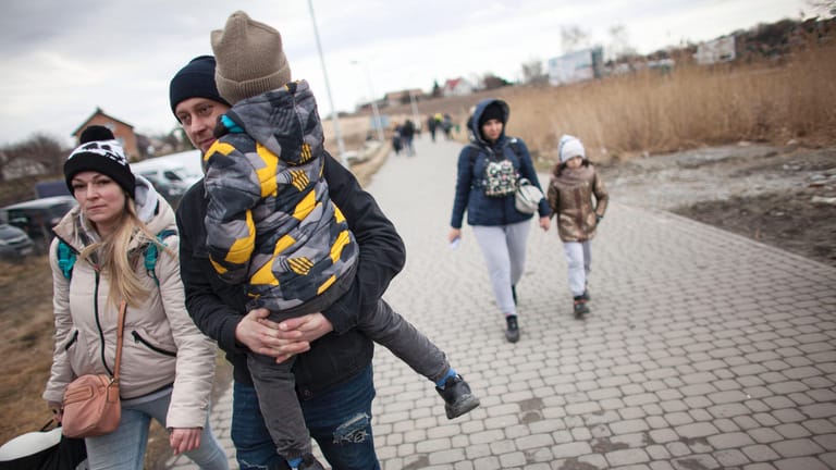 Familien aus der Ukraine auf der Flucht: Millionen Menschen haben das Land verlassen.