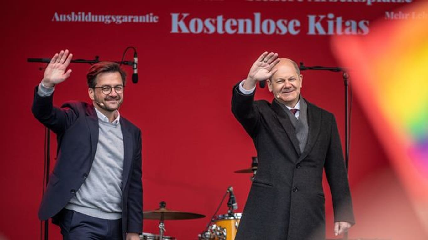 Olaf Scholz (SPD, r) und Thomas Kutschaty (SPD)