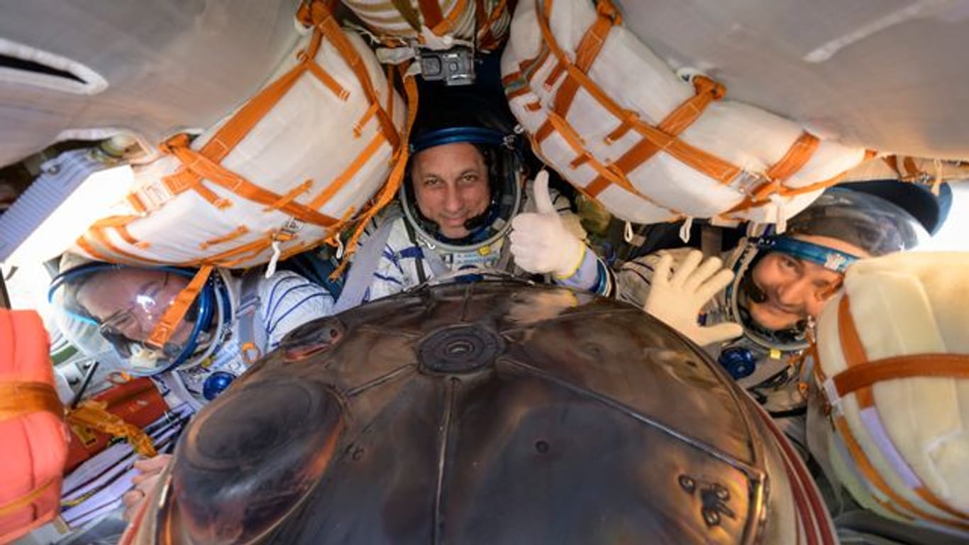 Erst vor wenigen Tagen sind US-Astronaut Mark Vande Hei (l-r) und die russischen Kosmonauten Anton Schkaplerow und Pjotr Dubrow gemeinsam mit einer Sojus-Kapsel von der ISS auf die Erde zurückgekehrt.