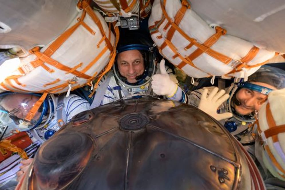 Erst vor wenigen Tagen sind US-Astronaut Mark Vande Hei (l-r) und die russischen Kosmonauten Anton Schkaplerow und Pjotr Dubrow gemeinsam mit einer Sojus-Kapsel von der ISS auf die Erde zurückgekehrt.