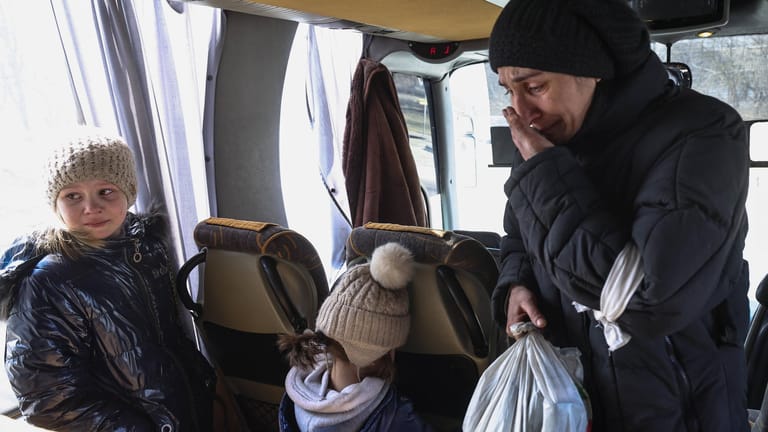 Eine Mutter mit ihren Kindern auf der Flucht aus Mariupol: Immer wieder werden vereinbarte Feuerpausen nicht eingehalten, Zivilisten geraten unter Beschuss.