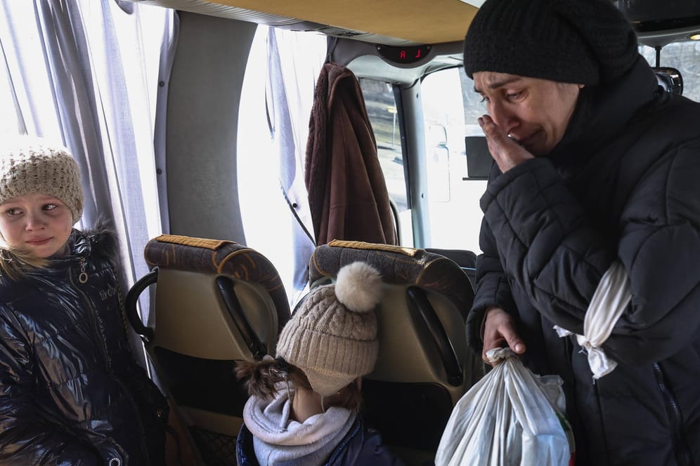Eine Mutter mit ihren Kindern auf der Flucht aus Mariupol: Immer wieder werden vereinbarte Feuerpausen nicht eingehalten, Zivilisten geraten unter Beschuss.